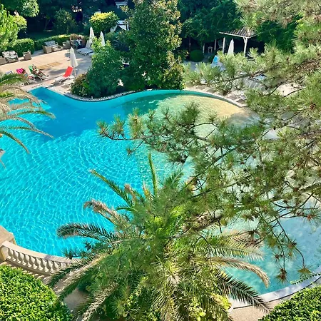 In A Luxurious Complex In Sunny 公寓 阳光海滩