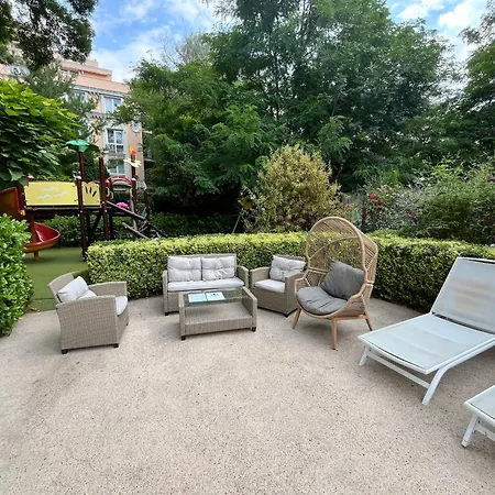 In A Luxurious Complex In Sunny 阳光海滩