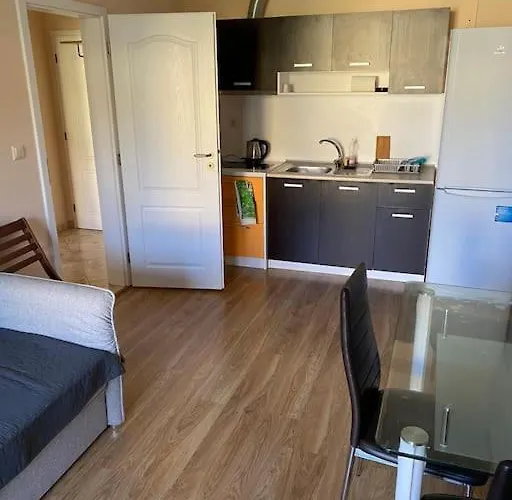 In A Luxurious Complex In Sunny 阳光海滩