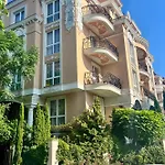 In A Luxurious Complex In Sunny Apartman *