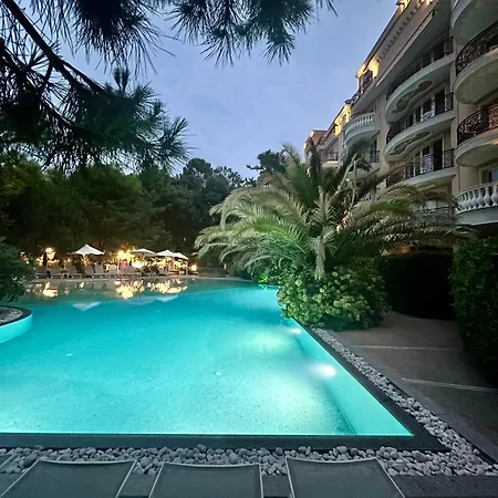 In A Luxurious Complex In Sunny Apartment
